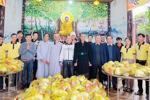 Chùa Trường Khánh trao quà đến các hộ gia đình có hoàn cảnh khó khăn