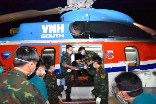 Dùng trực thăng cấp cứu, đưa thành công người bệnh từ đảo An Bang về đất liền điều trị