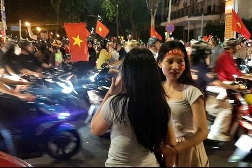 TP Hồ Chí Minh: 'Rừng người' đổ xuống đường hát vang mừng vui chiến thắng