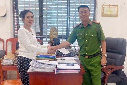 Công an xã hỗ trợ người dân nhận lại gần 500 triệu đồng do chuyển khoản nhầm
