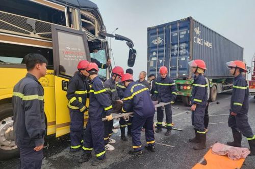 Cảnh sát kịp thời cứu 16 người gặp nạn trên xe khách tuyến cao tốc Cao Bồ - Mai Sơn