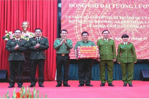 Bộ trưởng Lương Tam Quang thăm, chúc Tết cán bộ, chiến sĩ Công an Gia Lai