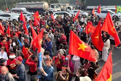 Rợp sắc cờ đỏ sao vàng chào đón đội tuyển Việt Nam