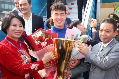 Đội tuyển Việt Nam được chào đón tại Nội Bài