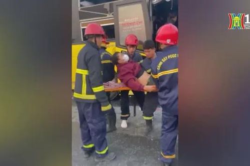 Xe khách va chạm xe đầu kéo, hàng chục người bị thương