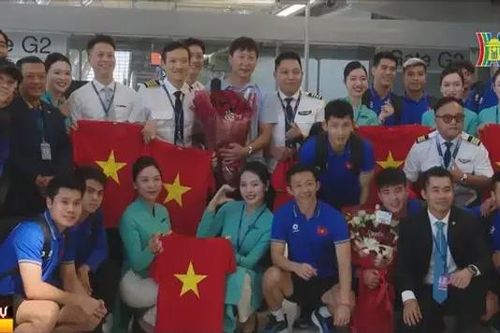 Chuyến bay đặc biệt đưa các người hùng về nước