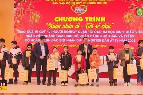 Hoàn Kiếm trao 311 suất quà cho người khó khăn dịp Tết