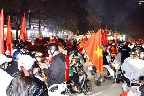 Lào Cai: Người dân tặng cờ, áo mừng chiến thắng của Đội tuyển bóng đá Việt Nam