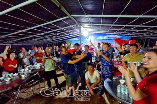 Cùng chiến sĩ Vùng 5 Hải quân chung niềm vui Đội tuyển Việt Nam vô địch