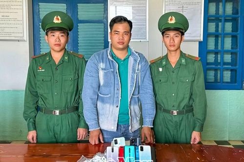 Đồn Biên phòng Khánh Tiến phát hiện nhiều điện thoại không rõ nguồn gốc