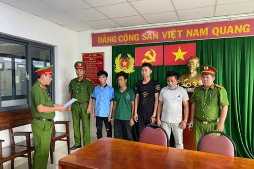 TPHCM: Kiểm tra việc giữ xe trái phép, phát hiện nhóm người sử dụng ma túy
