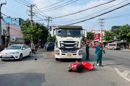 Mẹ chở con đi học xảy ra va chạm với xe tải, mẹ tử vong, con nguy kịch