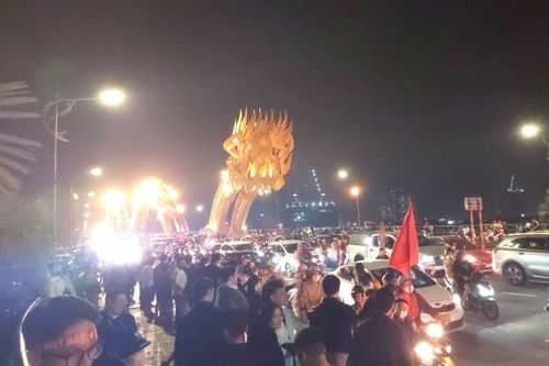 Độc đáo các dịch vụ kinh doanh trong đêm người Đà Nẵng 'đi bão' mừng chiến thắng