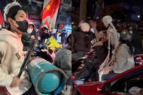 Những vật kỳ lạ mà fan bóng đá Việt Nam cầm ra đường khi 'đi bão'