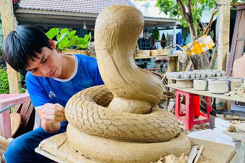 Thợ trẻ làng gốm trứ danh xứ Quảng tỉ mẩn nhào nặn linh vật Tết Ất Tỵ