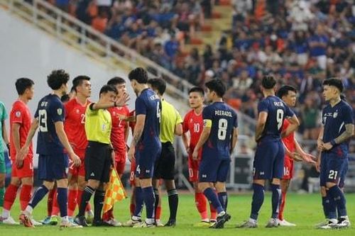 Trọng tài nói gì với tuyển Thái Lan sau khi Supachok ghi bàn?
