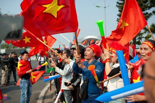 Ngập tràn cờ đỏ sao vàng đón đội tuyển Việt Nam