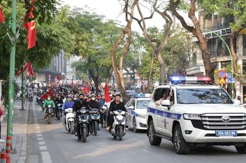 Dòng người hâm mộ hòa cùng đoàn chúc mừng đội tuyển Việt Nam