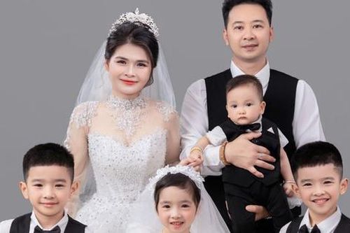 Video đầy xúc động về cặp vợ chồng có 5 người con, sống với nhau 9 năm mới làm đám cưới