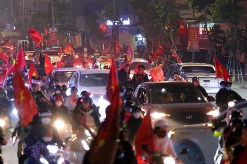 Người dân miền Trung xuống đường 'đi bão' mừng chiến thắng của đội tuyển Việt Nam