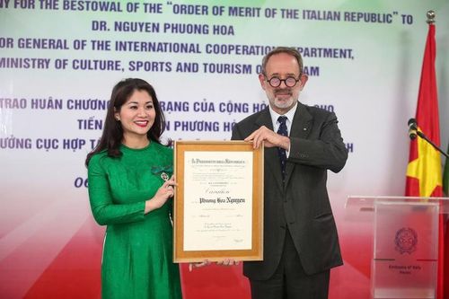 TS Nguyễn Phương Hòa nhận Huân chương Công trạng của Italia