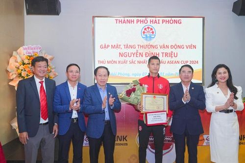 Hải Phòng: Khen thưởng cầu thủ Nguyễn Đình Triệu 550 triệu đồng