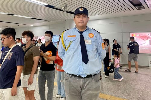 Chàng bảo vệ cao 2 m như 'người khổng lồ' ở ga metro Bến Thành