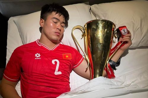 Đồng đội 'tố' Duy Mạnh giành ôm cúp vô địch đi ngủ