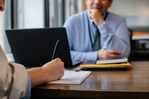 Người đàn ông không có bằng đại học tuyển dụng sinh viên Harvard