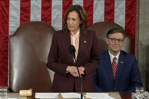 Bà Harris gõ búa xác nhận chiến thắng của ông Trump