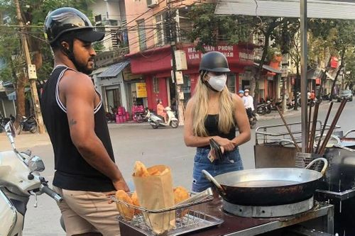 Chủ quán chuối chiên chờ Xuân Son trở về để miễn phí 1 năm