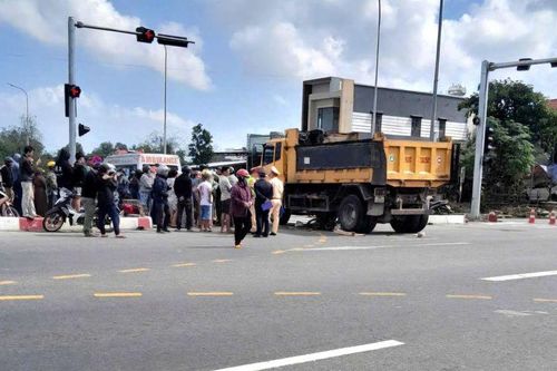 Tai nạn giao thông mới nhất 7/1/2025: người phụ nữ tử vong dưới gầm xe ben