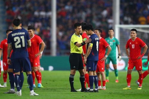 Trọng tài chính nói gì với đội trưởng ĐT Việt Nam sau khi Supachok ghi bàn?