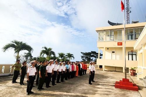 Đoàn đại biểu tỉnh, thành phố phía nam thăm, chúc Tết trên đảo Hòn Khoai