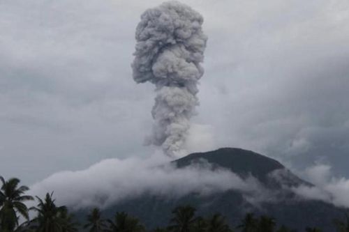 Núi lửa Ibu ở Indonesia phun trào, cảnh báo bay được ban hành