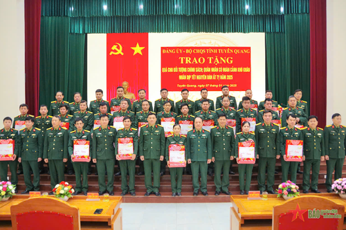 Bộ CHQS tỉnh Tuyên Quang tặng quà đối tượng chính sách, quân nhân có hoàn cảnh khó khăn