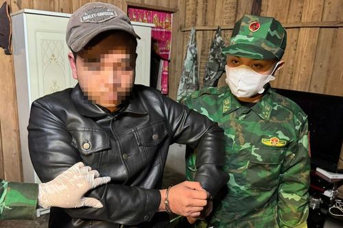 'Xuân này con không về'