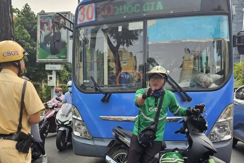 Phụ xe buýt cầm hung khí đuổi đánh tài xế xe công nghệ giữa trung tâm TPHCM