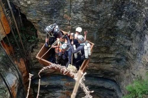 Ấn Độ: Thợ lặn cố tiếp cận những người mắc kẹt trong mỏ than ngập nước