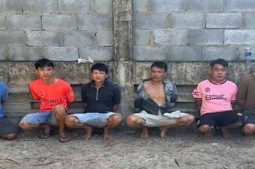Phá sới gà tổ chức cá cược trong vườn nhà dân