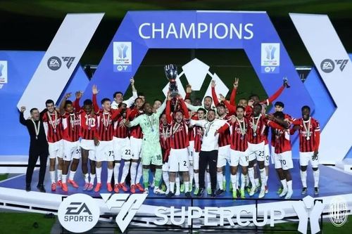 Đoạt Siêu cup Italy sau hai trận, tân HLV AC Milan ăn mừng hài hước