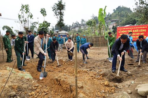 Mang mùa Xuân đến với đồng bào dân tộc nơi cực Bắc Tổ quốc