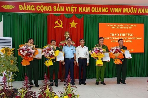 Long An: Khen thưởng thành tích xuất sắc trong công tác chống buôn lậu