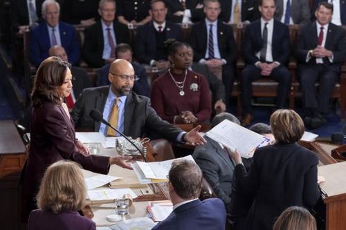 Bầu cử Mỹ 2024: Bà Harris chứng nhận chiến thắng của ông Trump tại Hạ viện