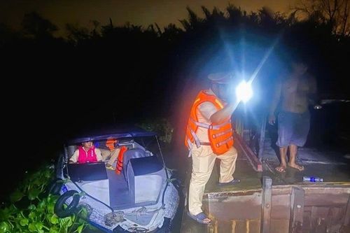 Công an Đồng Nai bắt quả tang ghe gỗ khai thác cát trái phép