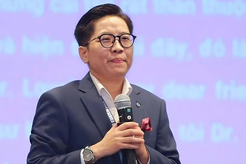 Một tiến sĩ bị đình chỉ chức viện trưởng sau khi công bố sách