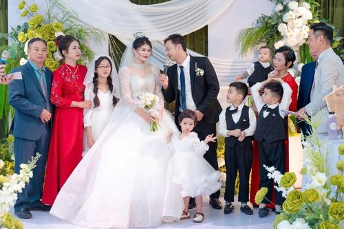 Đám cưới viên mãn của vợ chồng trẻ có 5 con ở Thanh Hóa