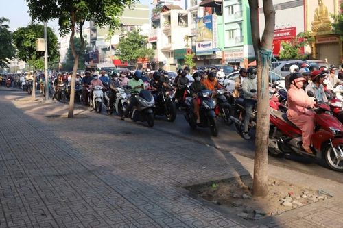 Hình ảnh khác lạ ở những cung đường kẹt xe triền miên tại TPHCM