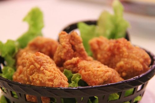 Nhập viện cấp cứu, phải phẫu thuật 2 lần sau khi ăn thịt gà