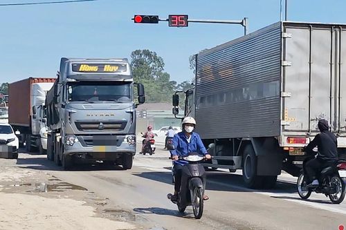 Tránh phạt vượt đèn đỏ, có nên lắp đèn đếm ngược tại các nút giao?